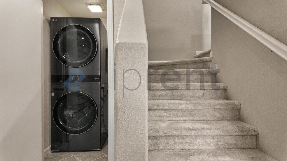 Building Photo - Unit