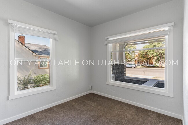 Building Photo - 231 400 N