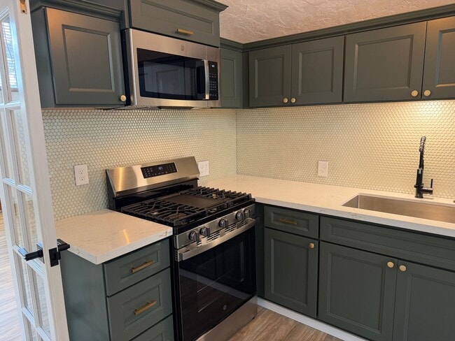 Building Photo - Luxury 1 bedroom 1 bath duplex in a great neighborhood!