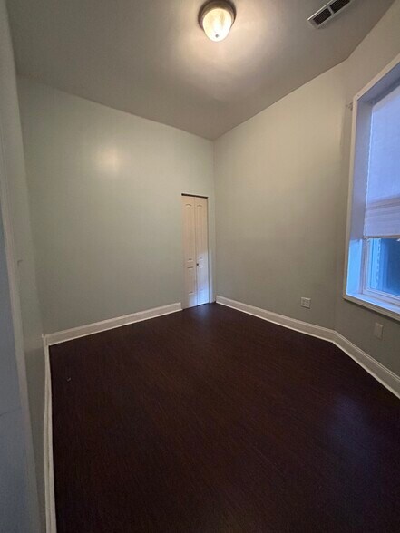 Building Photo - 1529 S Homan Ave