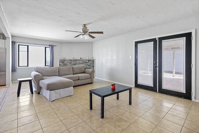 Building Photo - Roomy 3 Bedroom Home with a Fireplace