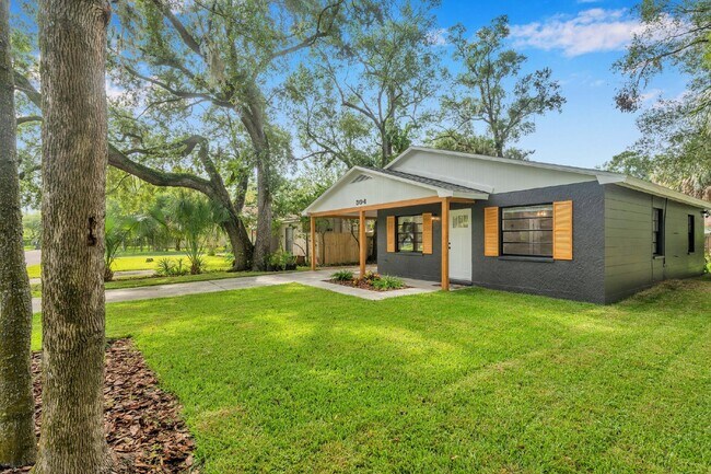 Building Photo - BEAUTIFULLY RENOVATED 2 BEDROOM, 1 BATH HO...