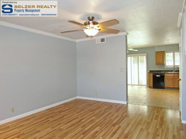Building Photo - Fully equipped 2 bd. townhome in a super convenient central location!