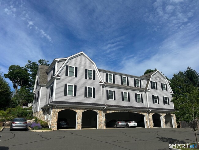 Building Photo - 2 Island Hill Ave