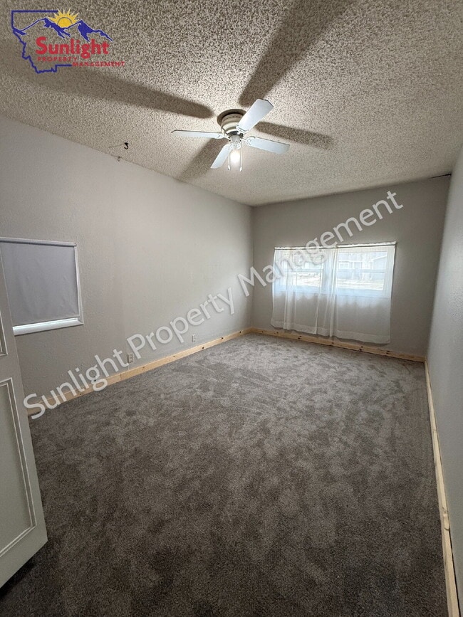 Building Photo - One level 2 Bed 1 Bath Single Family with Many Updates