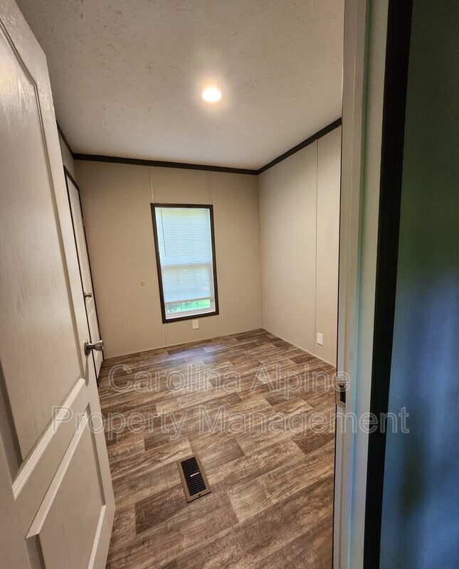 Building Photo - 220 Starling Ln
