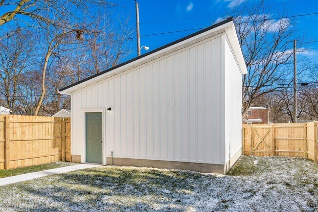 Building Photo - 172 Whitethorne Ave