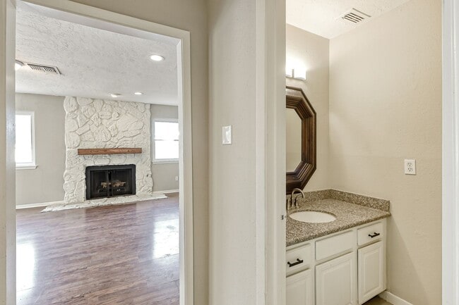 Building Photo - Great house in great neighborhood