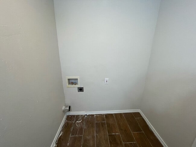 Building Photo - Del City Three Bedroom - Complete Remodel!