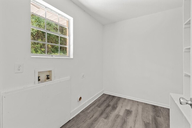 Building Photo - Rare Fully Renovated Center Point Home