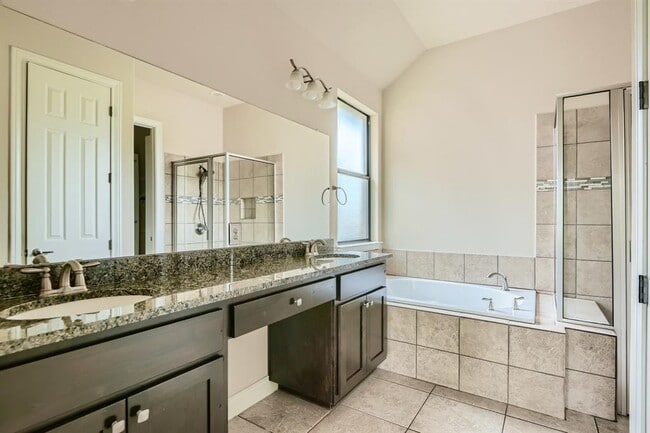 Building Photo - 400 Entrada Way