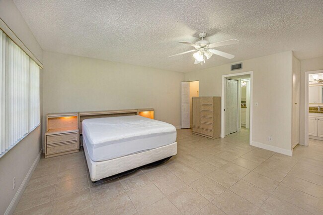 Building Photo - 14404 Canalview Dr