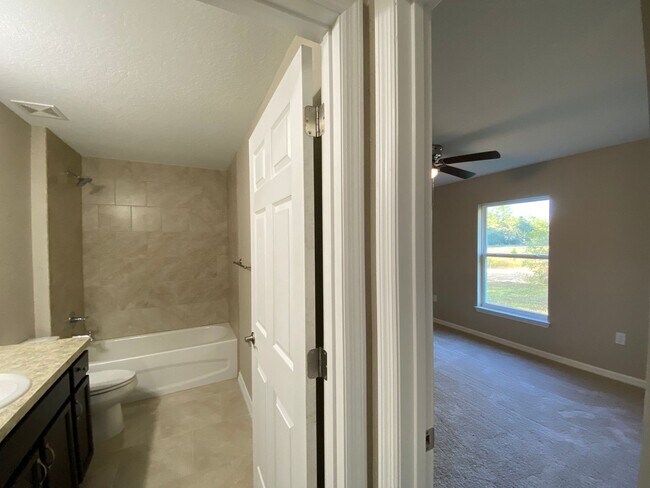 Building Photo - Custom Home - Desirable SW Dunnellon Neigh...