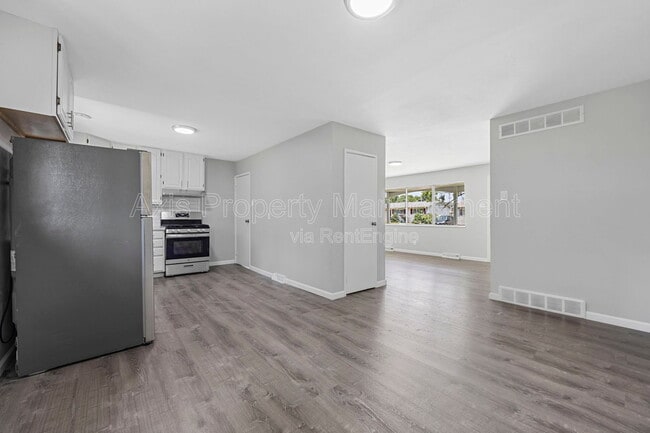 Building Photo - 906 Chula Dr