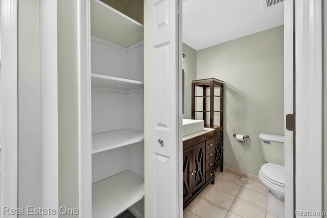 Building Photo - 874 N Main St