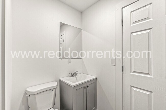 Building Photo - Stylish 3-Bed, 2-Bath Home Minutes from Do...