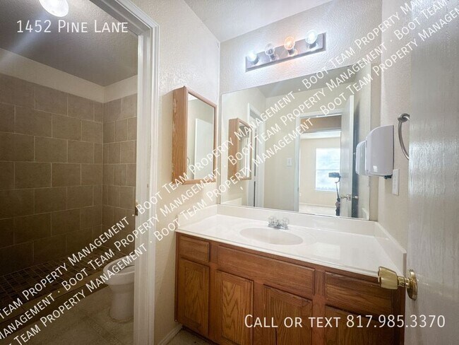 Building Photo - 1452 Pine Ln
