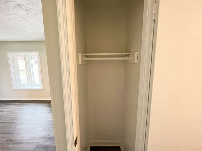 Building Photo - Cozy 3 Bedroom, 1 1/2 Bathroom Near Downto...