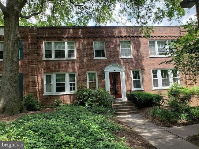 Building Photo - 1719 N Troy St