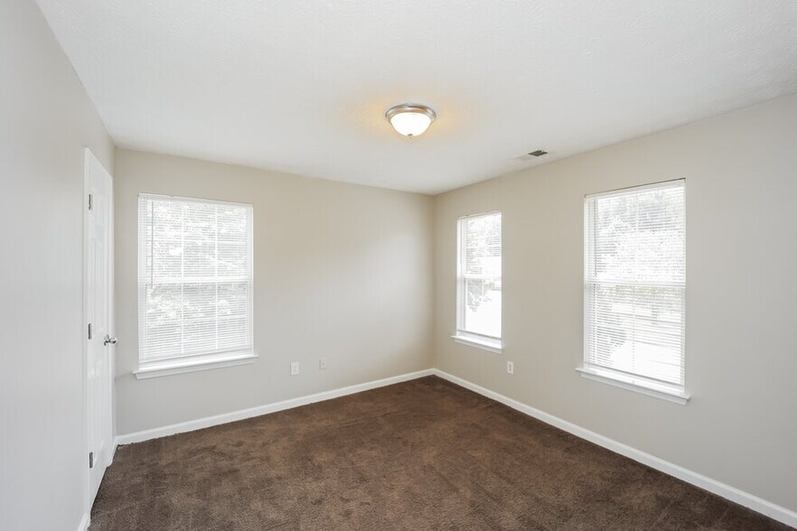 Building Photo - 375 Birchmere Close SW