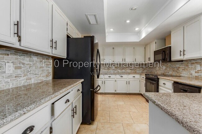 Building Photo - 26002 S La Cite Dr
