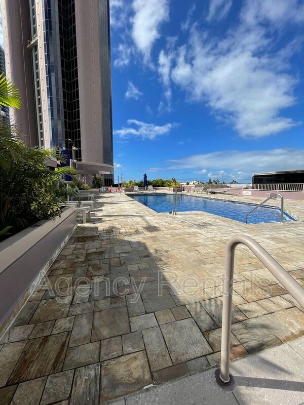 Building Photo - 425 South St