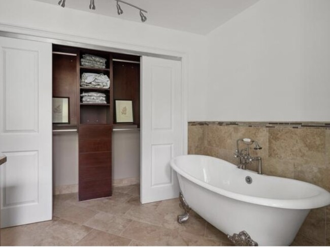 Primary bath/ensuite - 7432 Clifton Rd