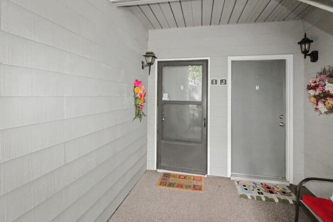 Building Photo - 2 Bedroom Condo In South Park!