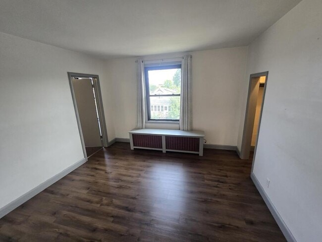 Building Photo - 606 7th St S