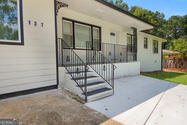 Building Photo - 137 Hillcrest Dr SE