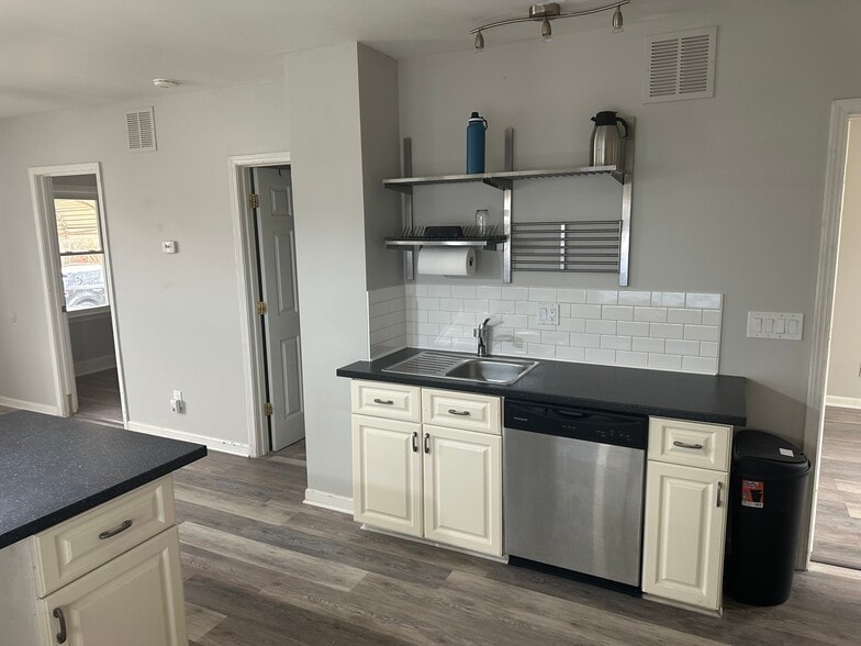 Kitchen / Livingroom - 334 W Milton Ave