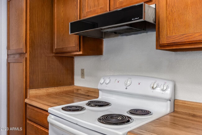 Building Photo - 7331 W Paradise Dr