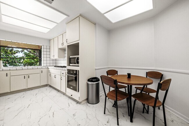 Building Photo - Elegant Corner Condo with Spacious Interiors