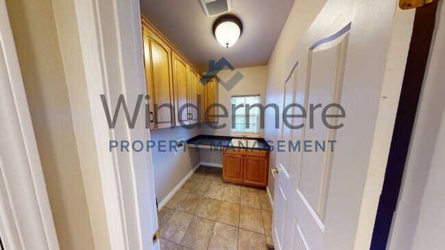 Building Photo - 1827 SE Bliss Ln