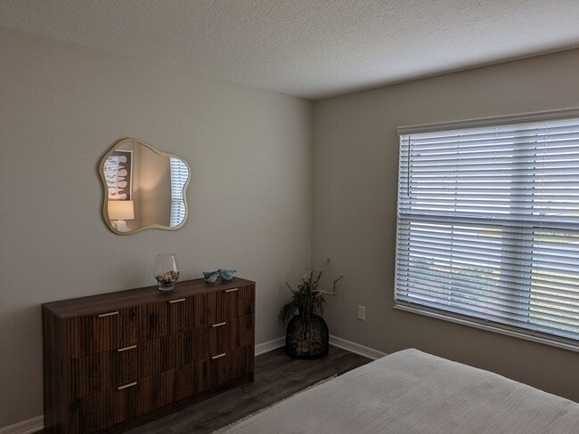 Building Photo - 1750 Debellis Ln