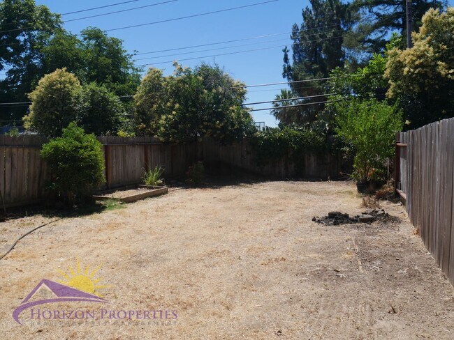 Building Photo - 6826/6828 Klingon Ct