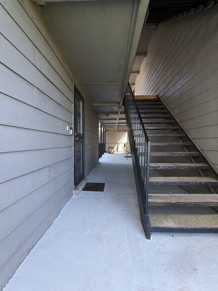 Building Photo - 1909 16th Ave S