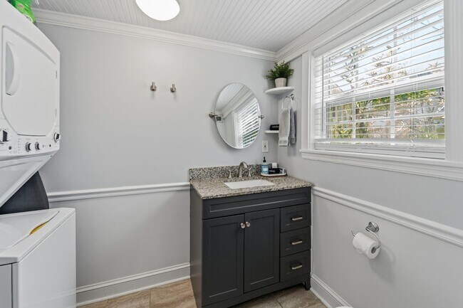 Building Photo - All-Inclusive Utilities & Fully Furnished First-Floor Condo Near Daffin Park