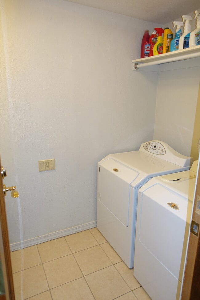 Building Photo - Private Patio Oasis