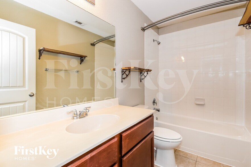 Building Photo - 513 Azalea Dr