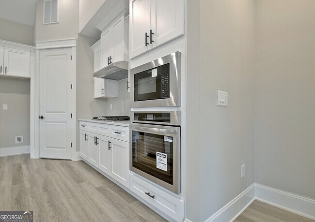 Building Photo - 190 Redhaven Dr