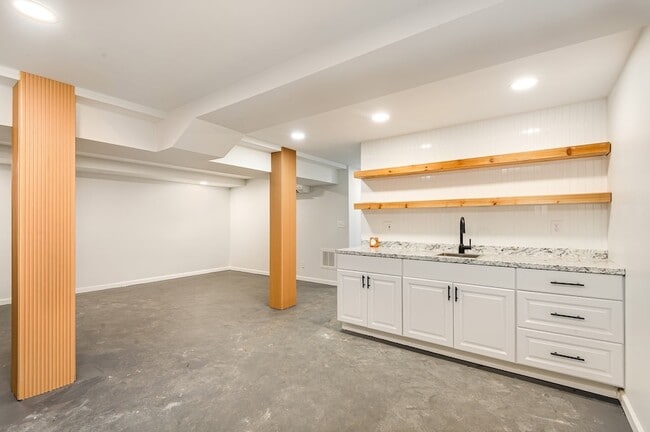Building Photo - 138 Lakeside Park Dr