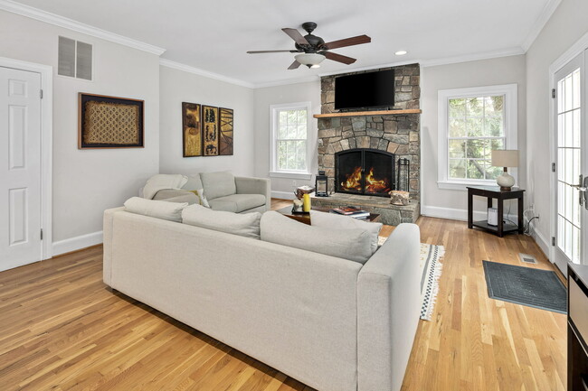 Building Photo - 6916 Seven Locks Rd