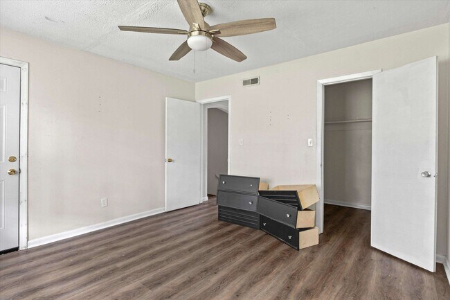 Building Photo - 2325 W Pensacola St
