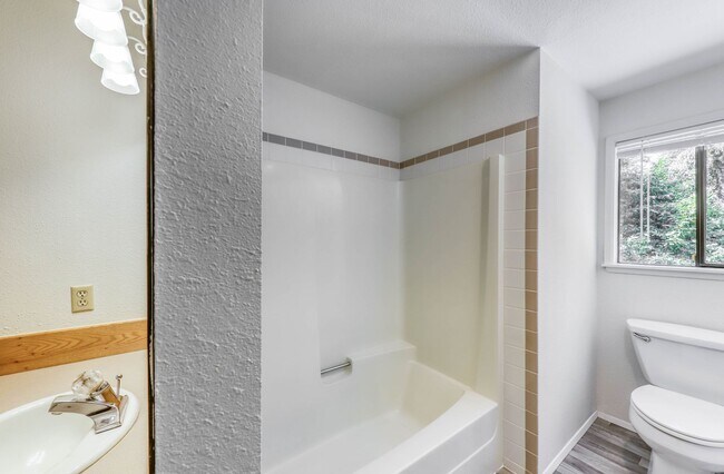 Building Photo - 3 Bedroom Home on Peaceful Property