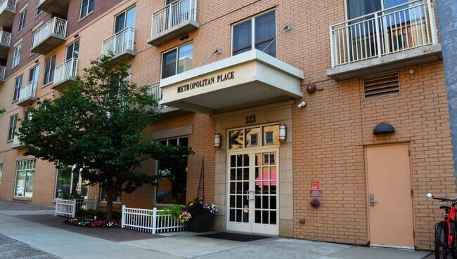 Building Photo - 333 W Mifflin St