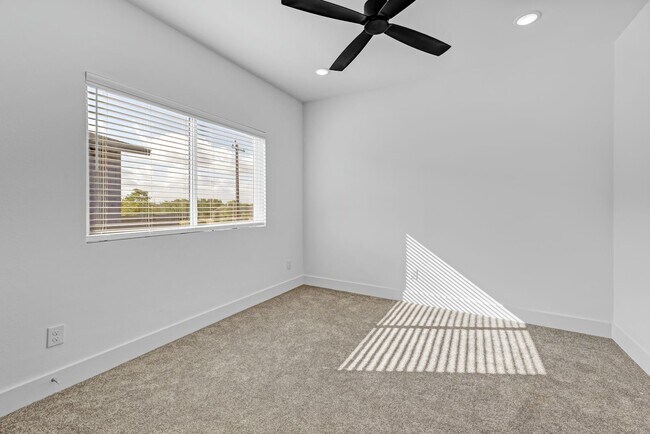 Building Photo - MOVE IN SPECIALS