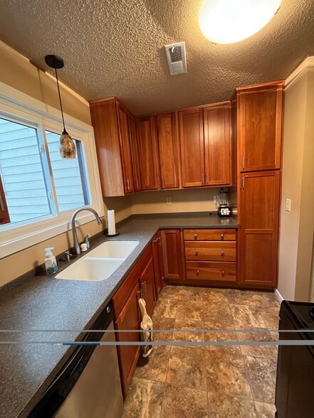 Building Photo - 429 W Eagle Lake Dr