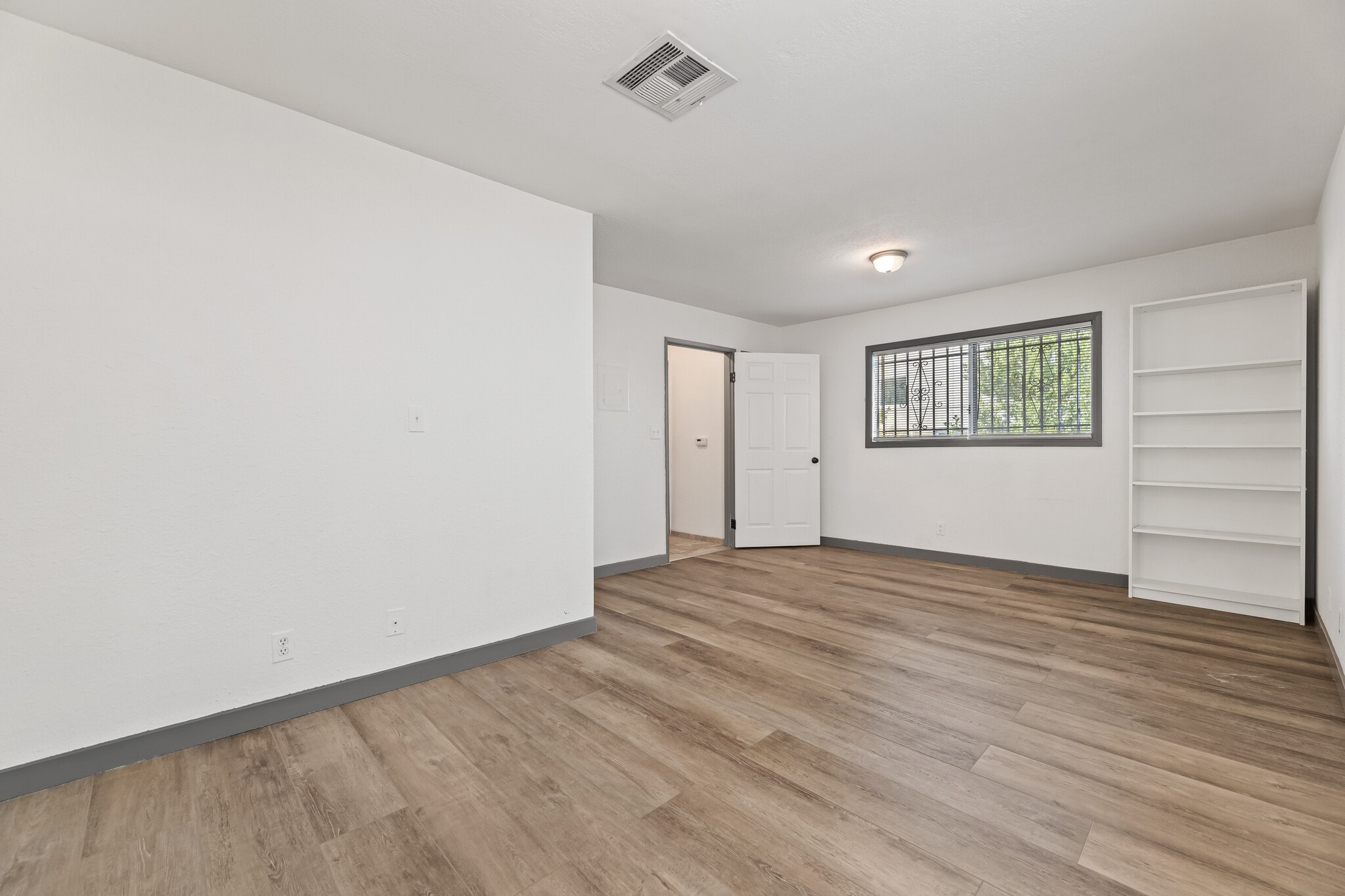 Building Photo - 1540 S Fairfax Ave