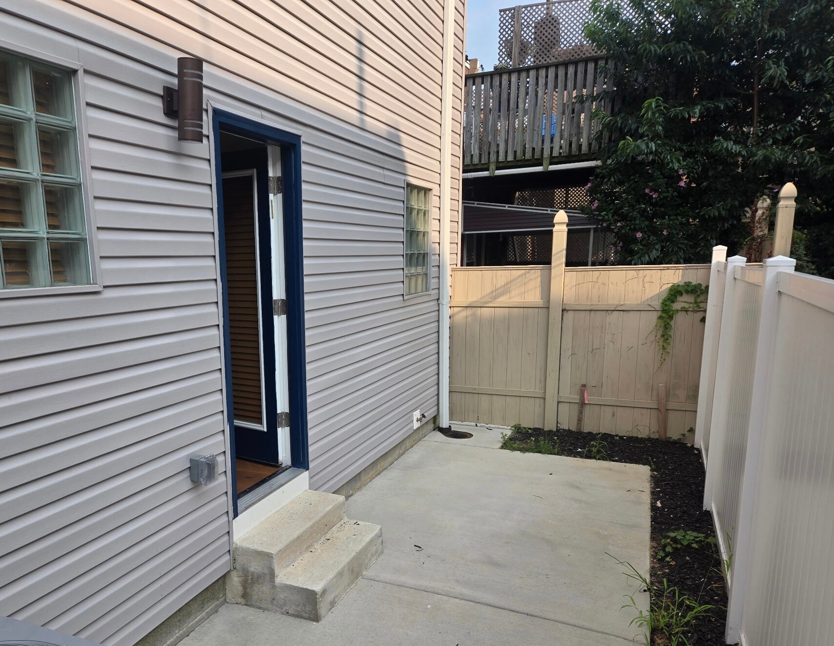 Courtyard - 2214 E York St